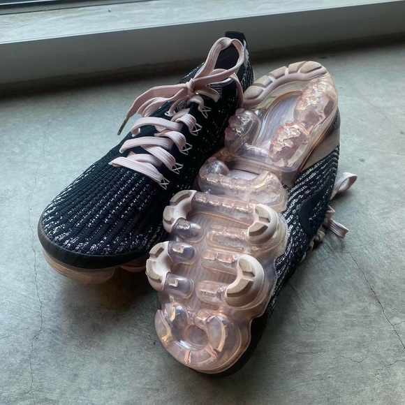 Nike Women's VaporMax FlyKnit Sneakers 7.5 - Picture 2 of 6